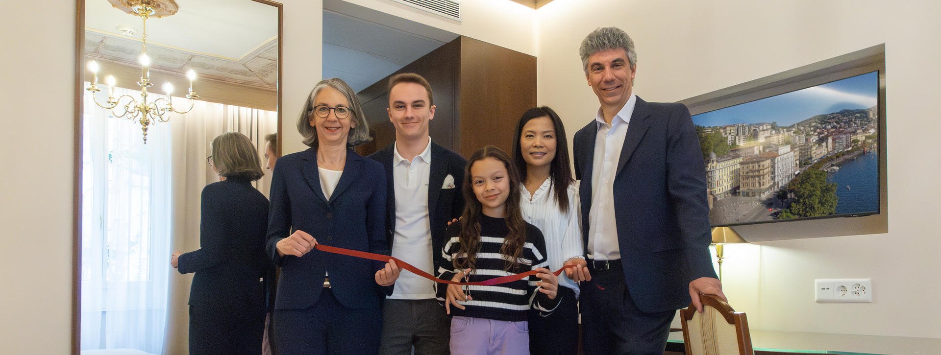 Roberto Schmid con la moglie Nok e la figlia Aurelia; Alessandra Schmid con il figlio Sergio