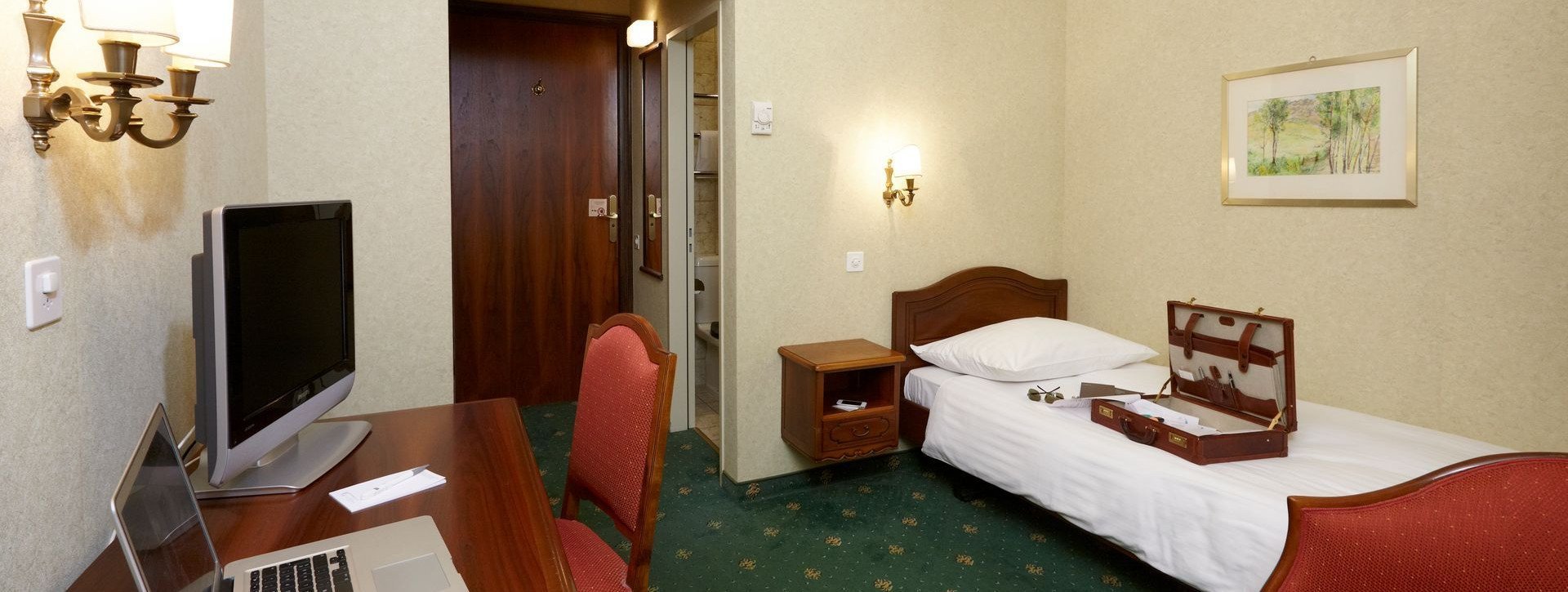 Bett und Schreibtisch mit Fernseher